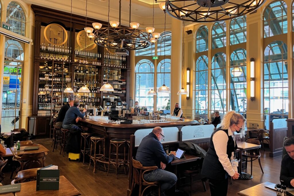 Interieur van het café Het Paleis op Schiphol