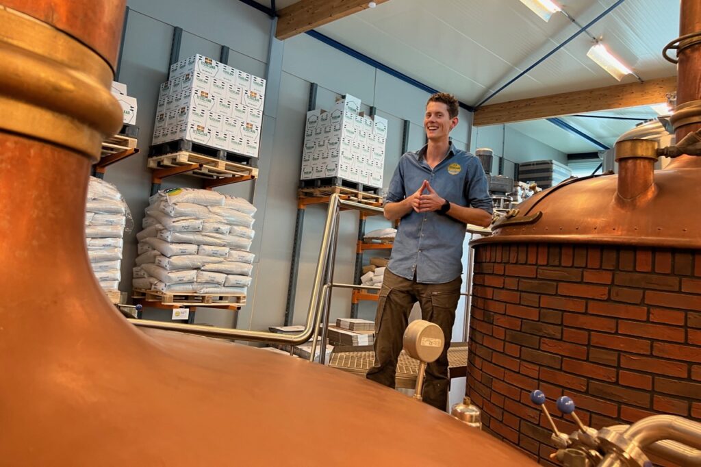 Jasper Diks staat tussen de koperen ketels