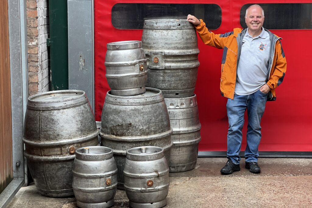 Brett Laniosh staat bij de hogsheads van Batham's brewery