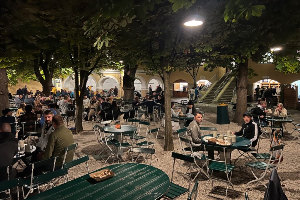 Gezelligheid op de Augustinerkeller in Salzburg